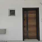 Cozy Centrally Located For Up To Three Or Four Guests Family 10 Min Walk From Center דירה טיראנה