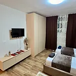 Cozy Centrally Located For Up To Three Or Four Guests Family 10 Min Walk From Center דירה טיראנה