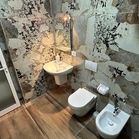 Cozy Centrally Located For Up To Three Or Four Guests Family 10 Min Walk From Center *