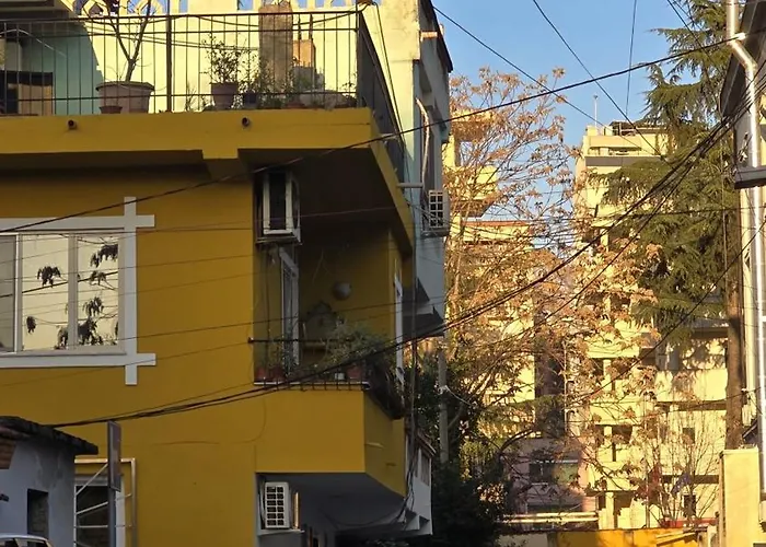 Cozy Centrally Located For Up To Three Or Four Guests Family 10 Min Walk From Center Τίρανα